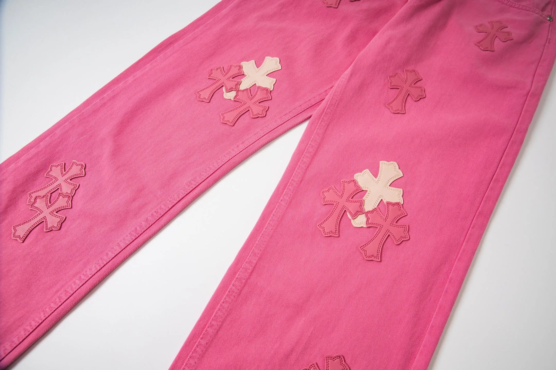 P250 CHROME HEARTS 25ss dopamine light pink cross-over leather washed jeans - Full of exploring the ultimate in fashion, Chrome Hearts' new Chrome Hearts pants not only present a unique style, the fresh ice blue color looks particularly youthful and energetic. The mid-high waist design is paired with a lazy and casual style, which not only shows long legs but also maintains a casual feel. It is a must-have fashion choice for trendy men and trendy women. Style number: 1778# Color: Dopamine powder Size: 28 30 32 34